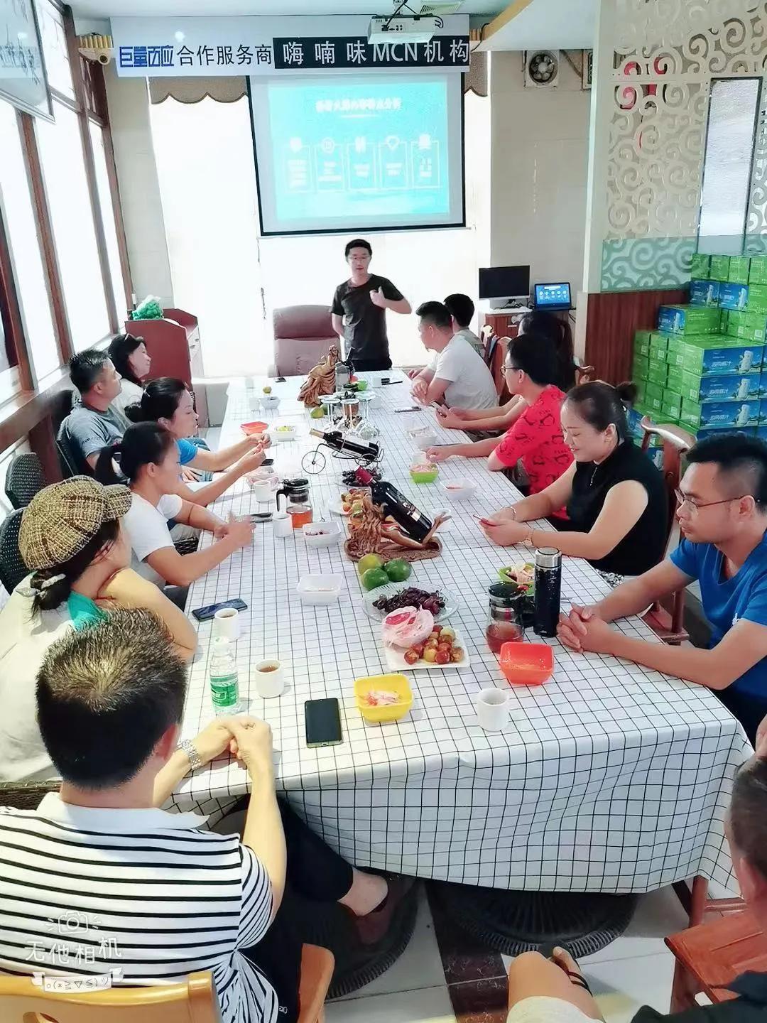 去海南岛品尝当地的椰子,椰子探房