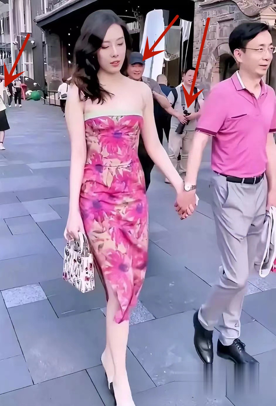 有人猜测胡总的竞争对手特意找摄影师抓拍并将照片上传到网上