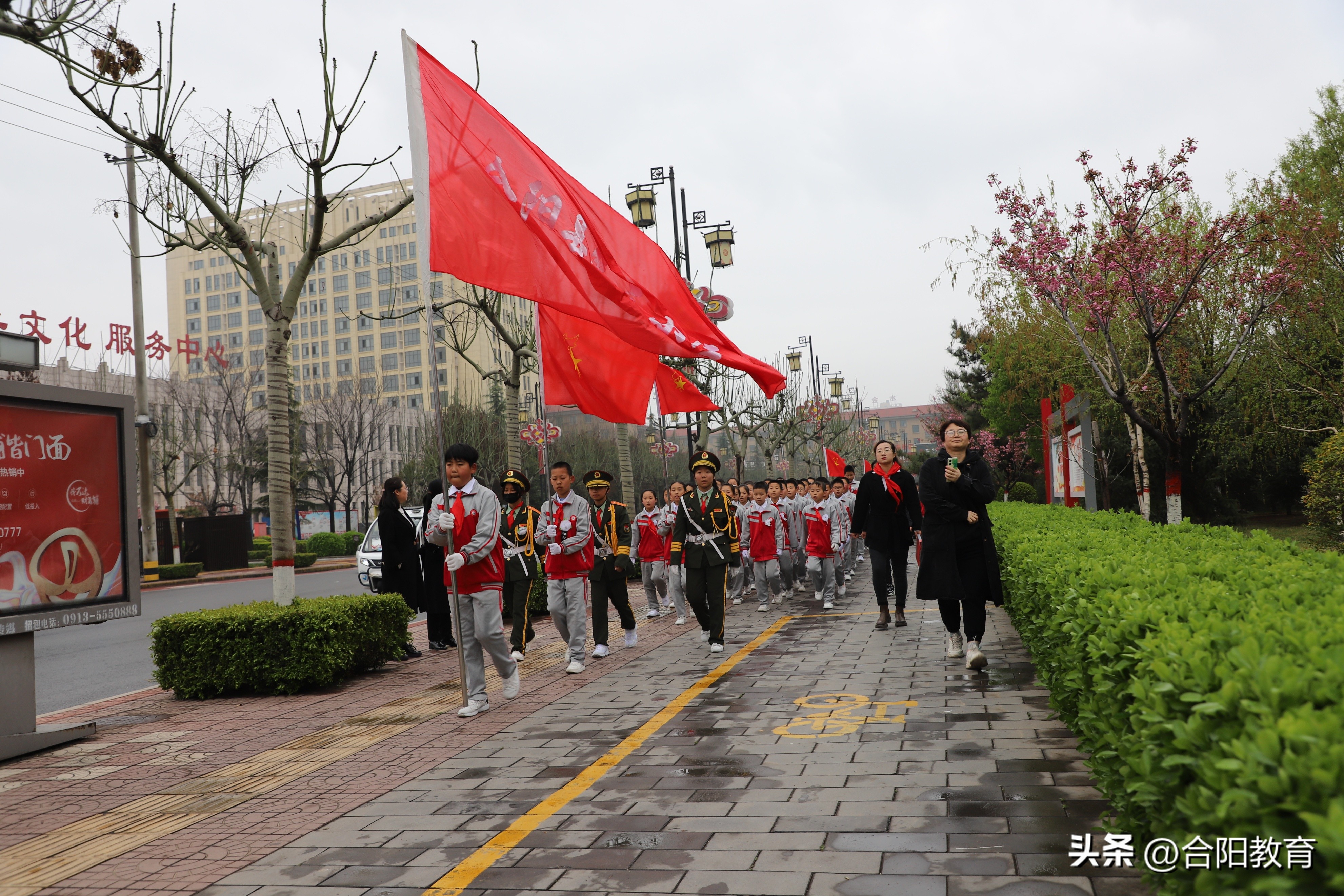 学生参加清明网上祭英烈活动照片,清明主题线上祭英烈活动学生图片