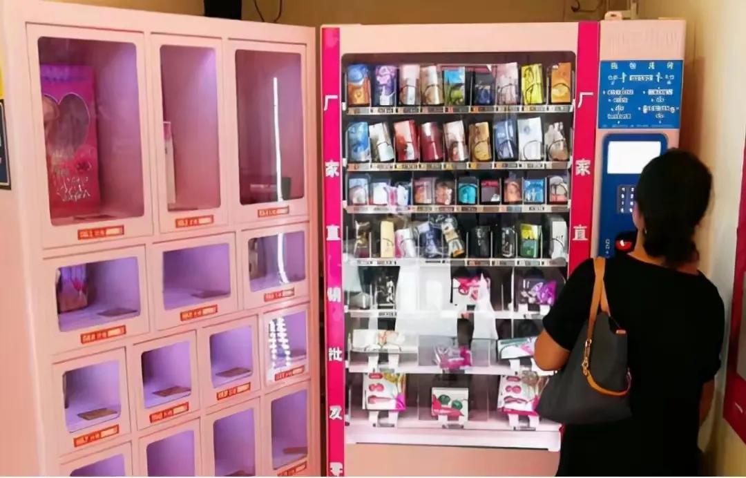 两名女子去无人售货店,女孩偷无人售货店