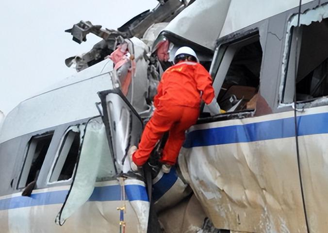 温州小伊伊现状,温州动车事故小伊伊谁救的