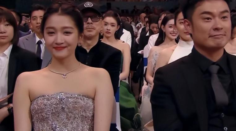 关晓彤于文文同框,于文文和关晓彤同框