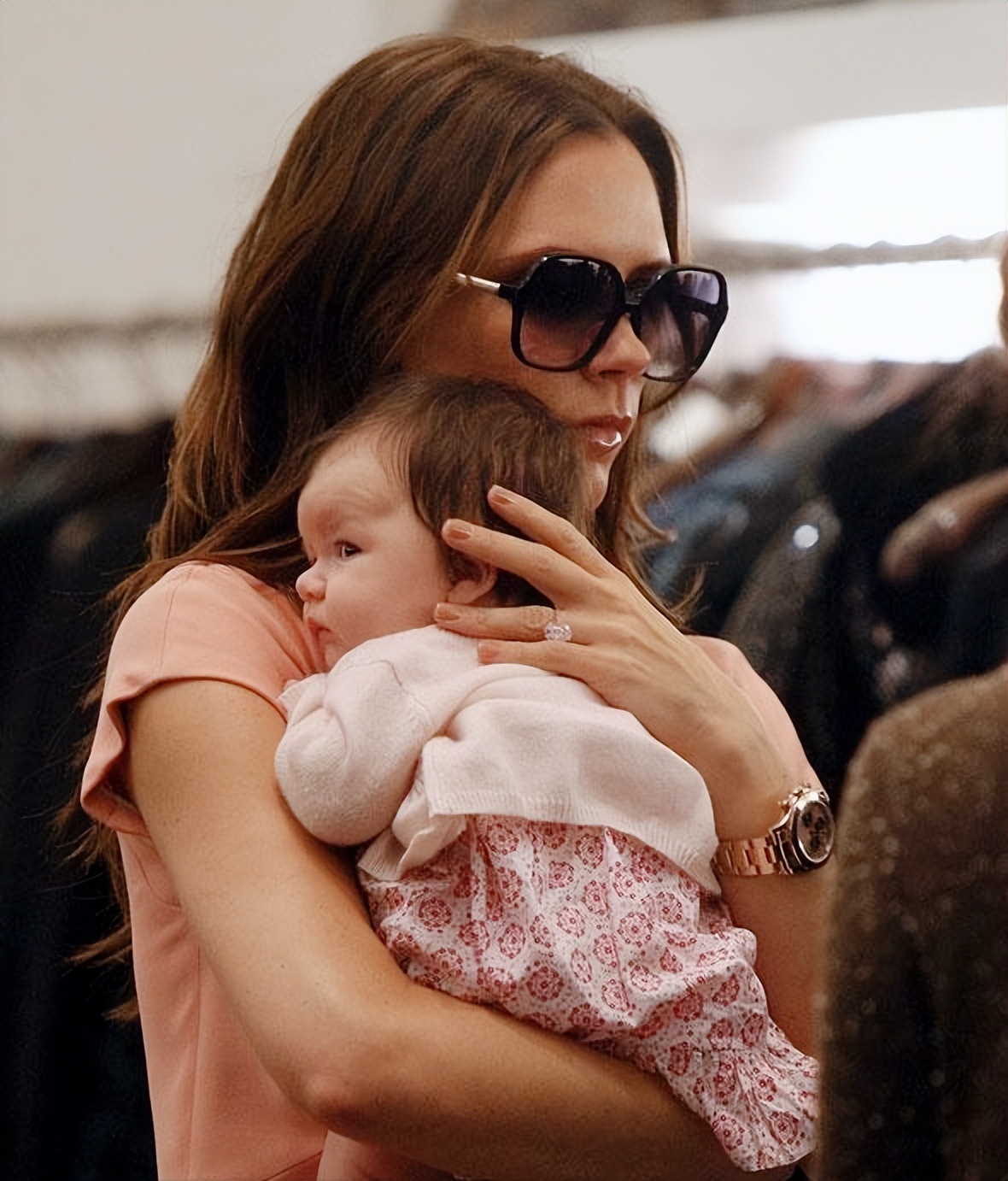 贝小七贝克汉姆小时候,贝小七被抱着长大