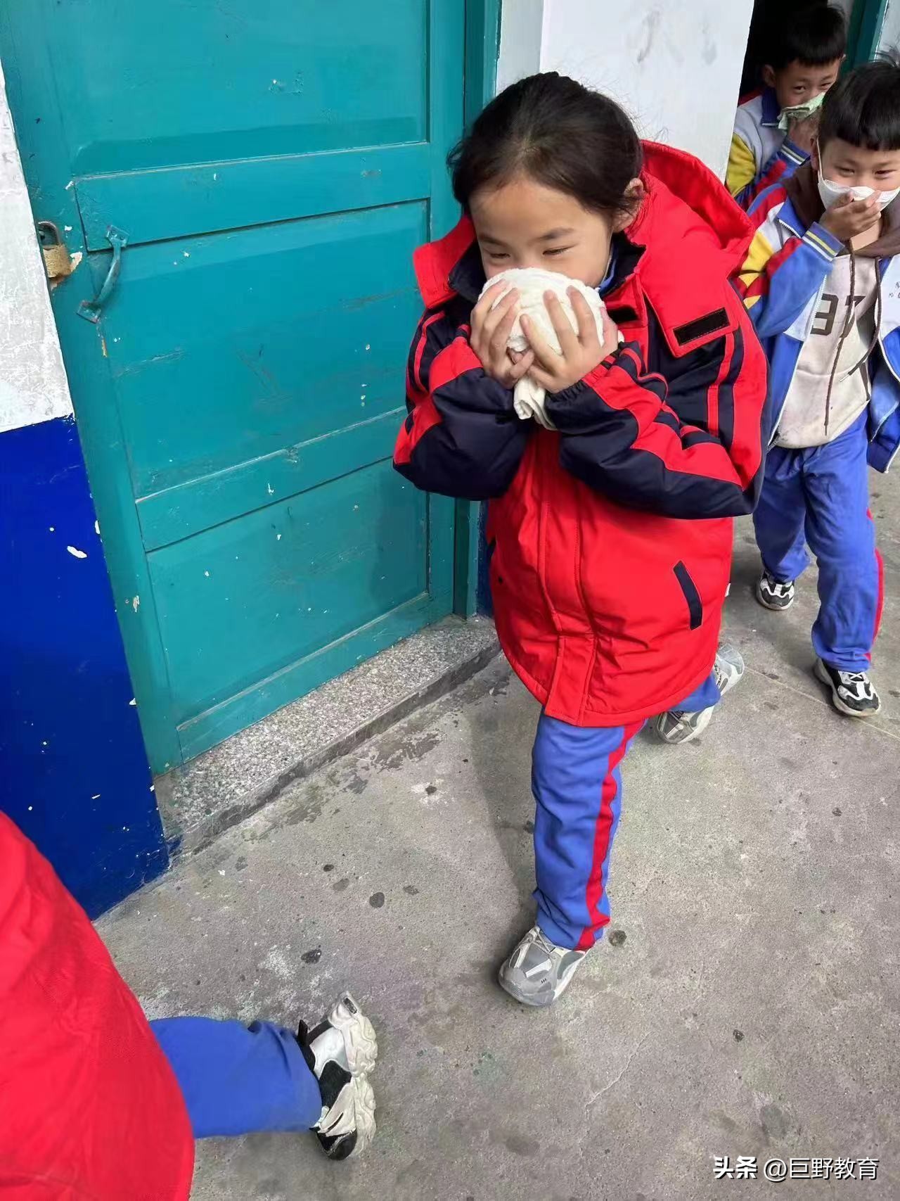 巨野县永丰办万堂小学防溺水,六石中心小学消防演练