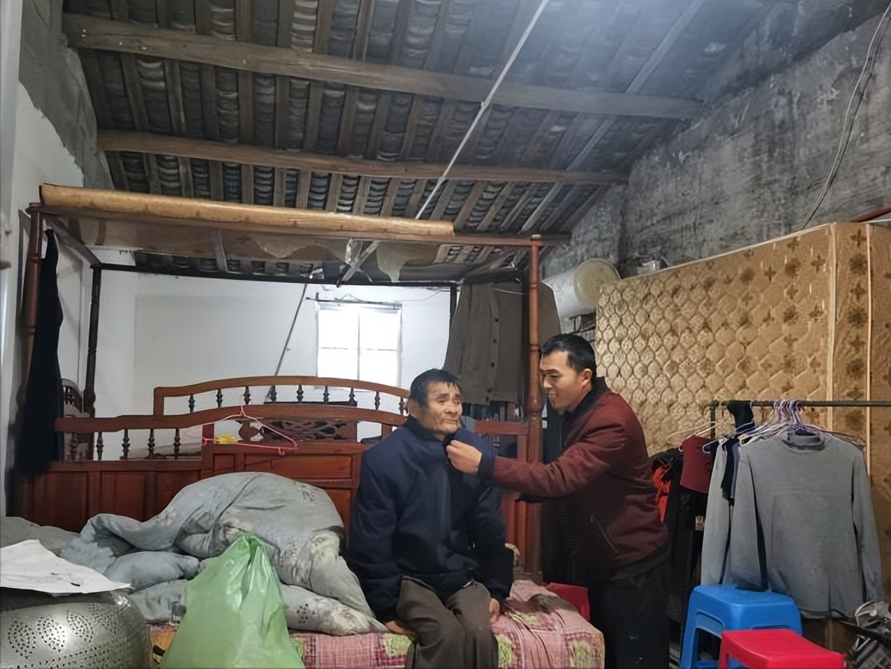 一位老人用手绘纸币买面,浙江老人手绘人民币买面条