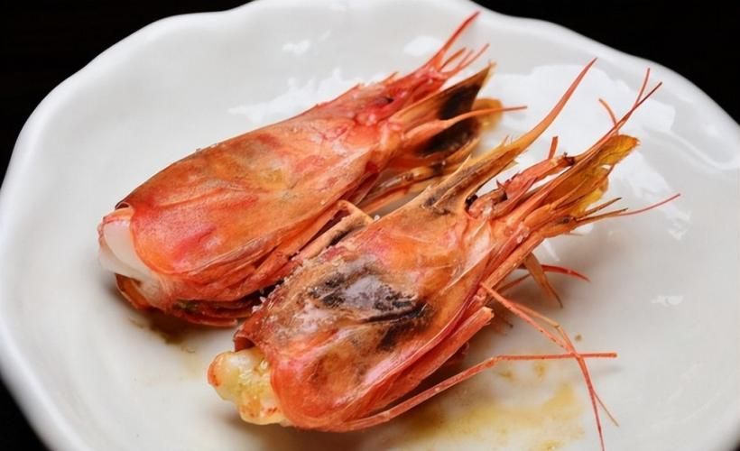 虾放冰箱里冷藏虾头变黑还能吃吗,虾放冰箱虾头变黑能吃么