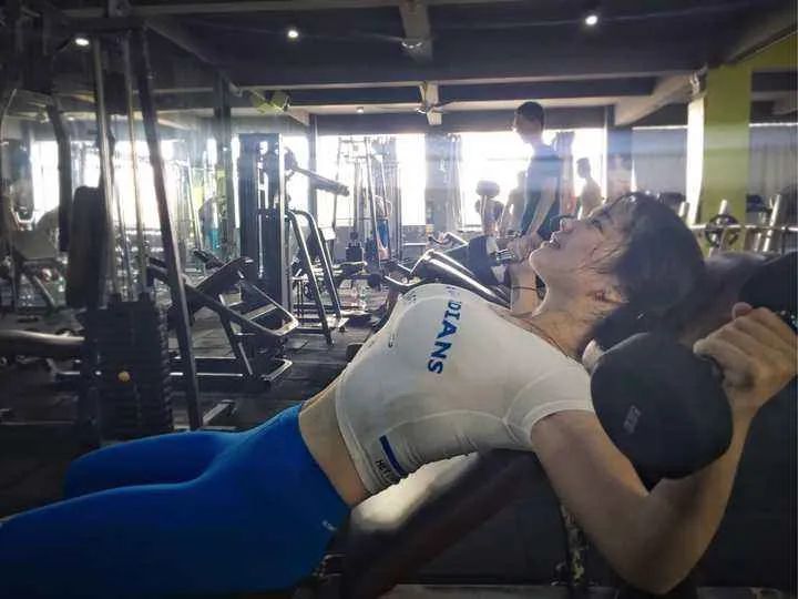 鍋ヨ韩涓嶈瀵圭潃闀滃瓙,鍋ヨ韩璇峰嬁鎵撴壈鍥剧墖