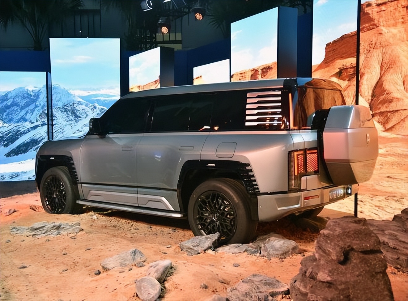 3天订单破20000台!售价109.8万起的仰望U8,为何排队抢着买?