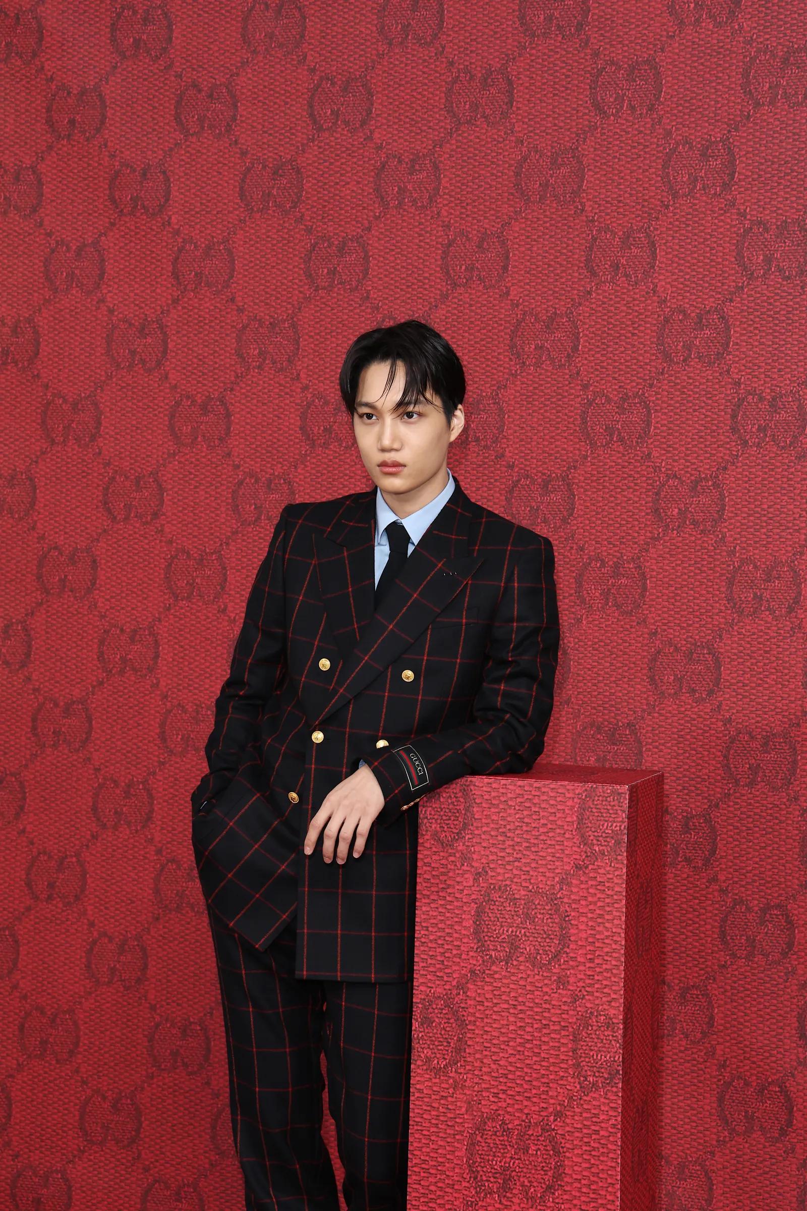 西装袖子上的商标拆不拆,西装袖子上的商标为什么要折