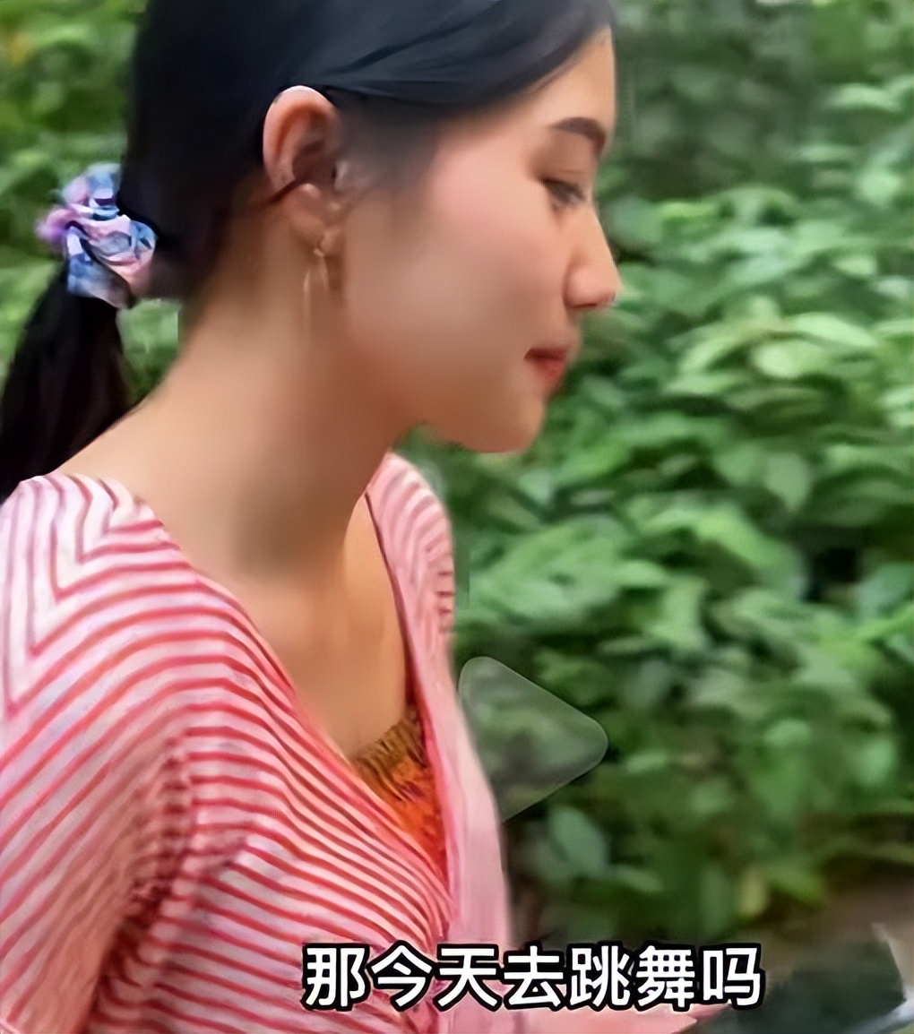 和丁真一起爆红的阿哭，清纯长相迷倒无数男人，现在“清纯不再”