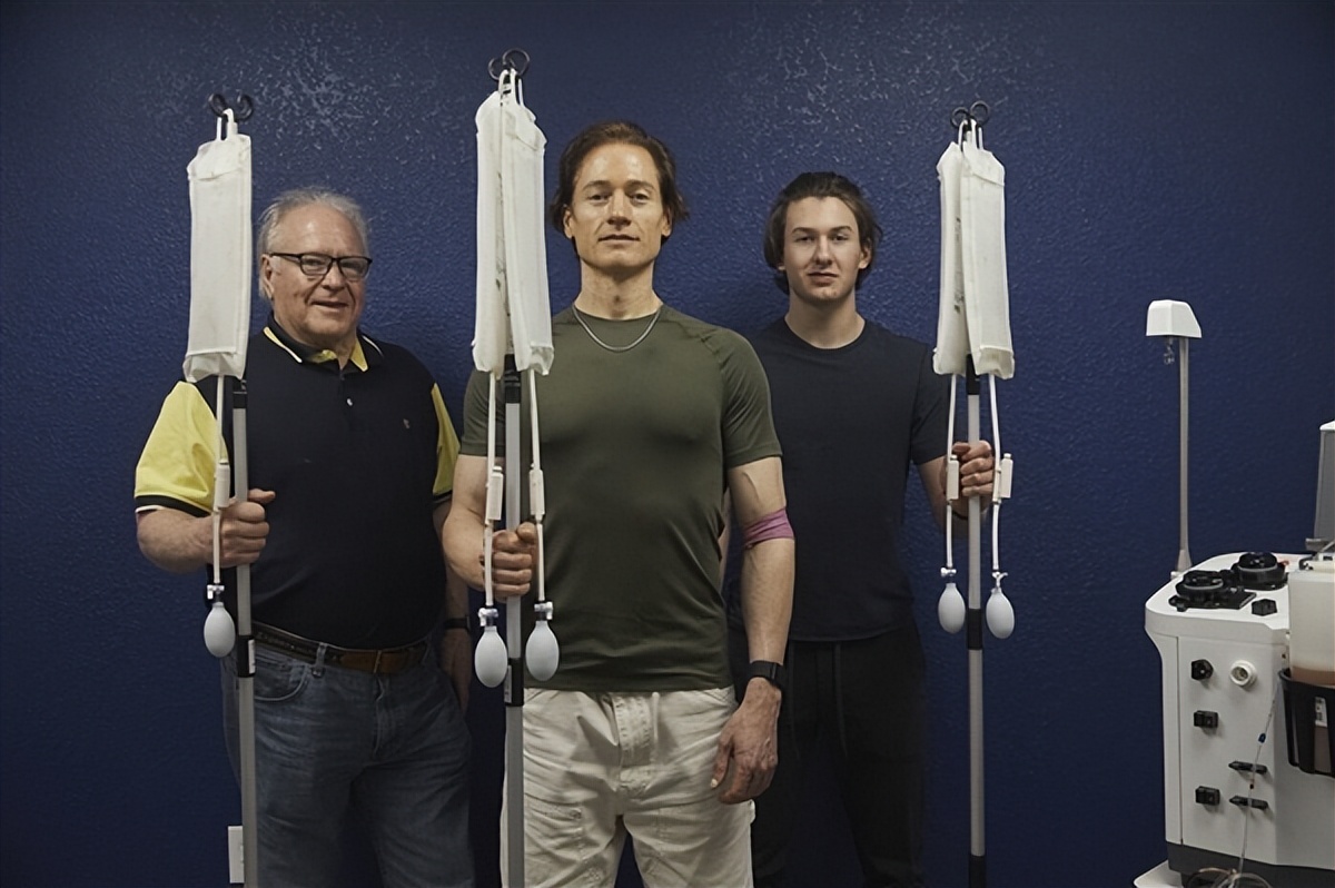 美国富豪父子换血,美国46岁亿万富翁换血