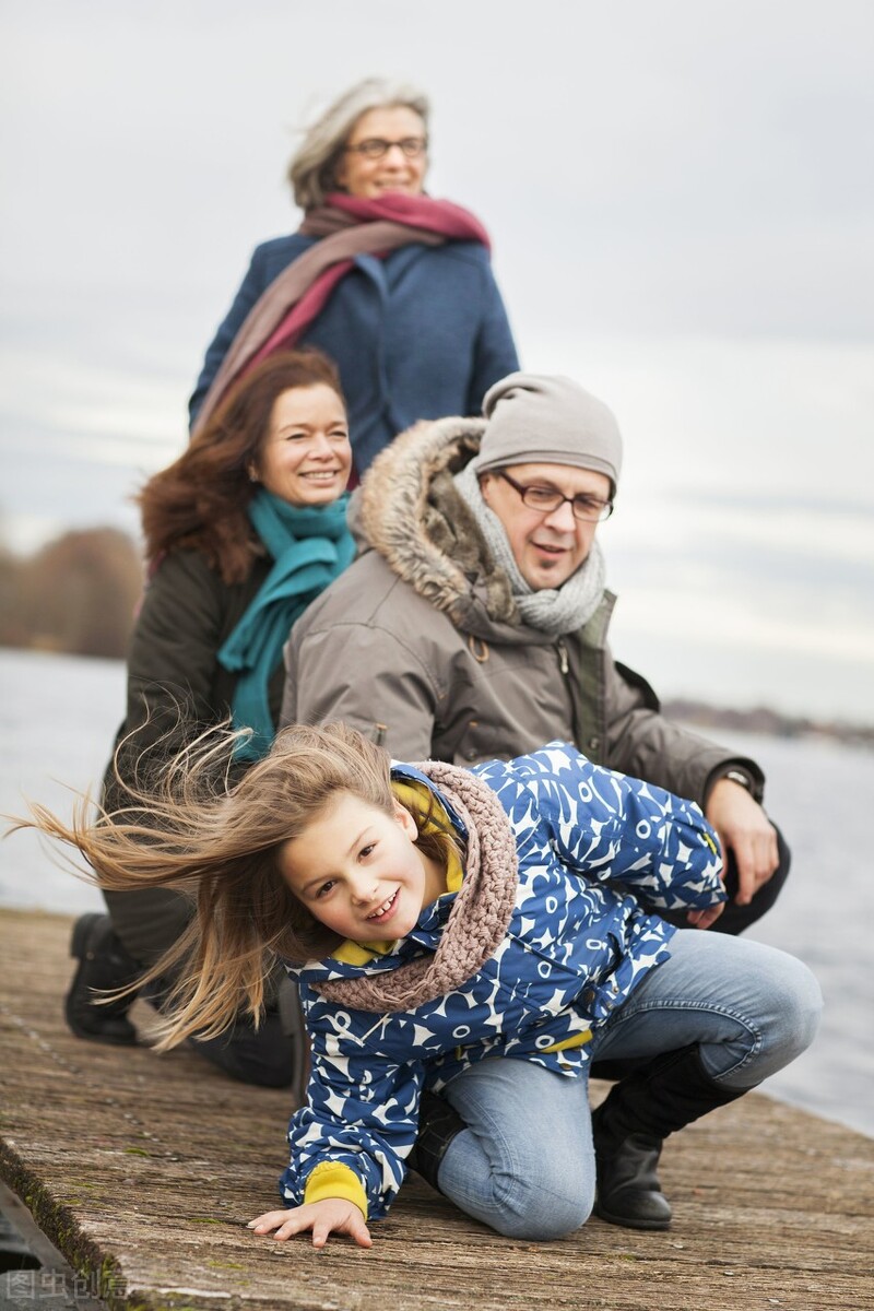 老人随身都会带什么,老年人出行一般带什么东西