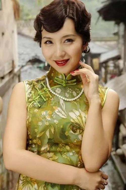 刘嘉玲关晓彤同框,穿旗袍大秀窈窕好身材