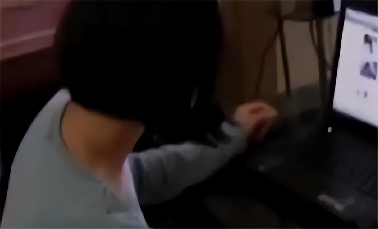 刚出生的小孩长满了黑斑,刚出生小孩皮肤黑斑