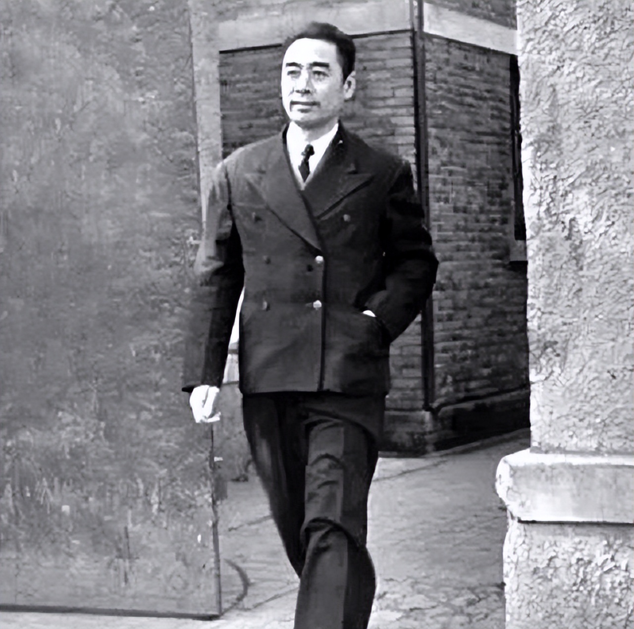 与周总理假扮“革命夫妻”，1976年得知总理去世，她哭晕在大堂