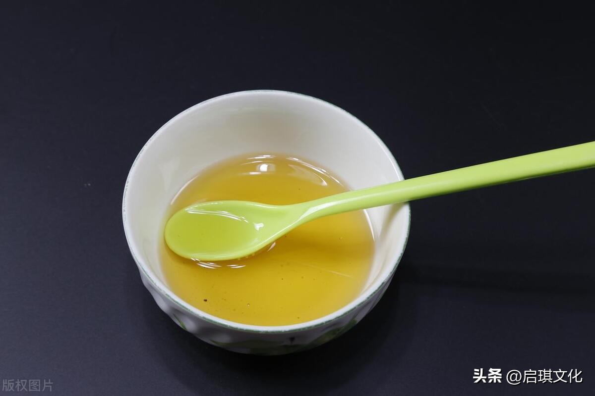 买食用油怎么买不踩坑 (买食用油买什么标准的好)