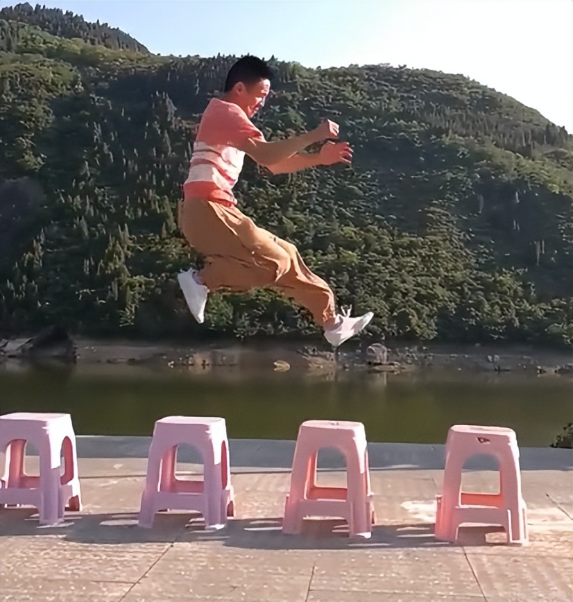 “蜻蜓水上漂”轻功重出江湖了？重庆小伙吸粉百万，老外又懵了