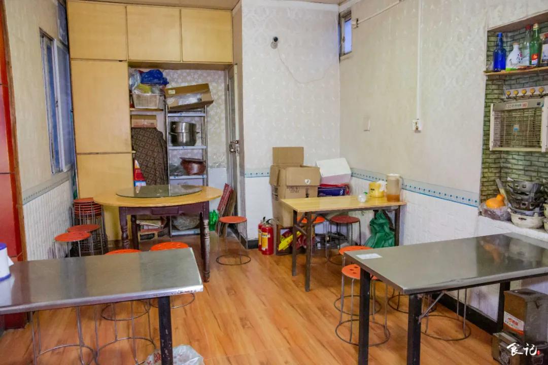 40m²的小店,厨房就占一半!建昌家属院旁的这家馆子开了23年