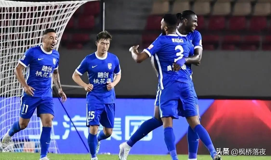 趁外援打盹25岁中国飞翼原地起飞！单场梅开二度，杀死比赛