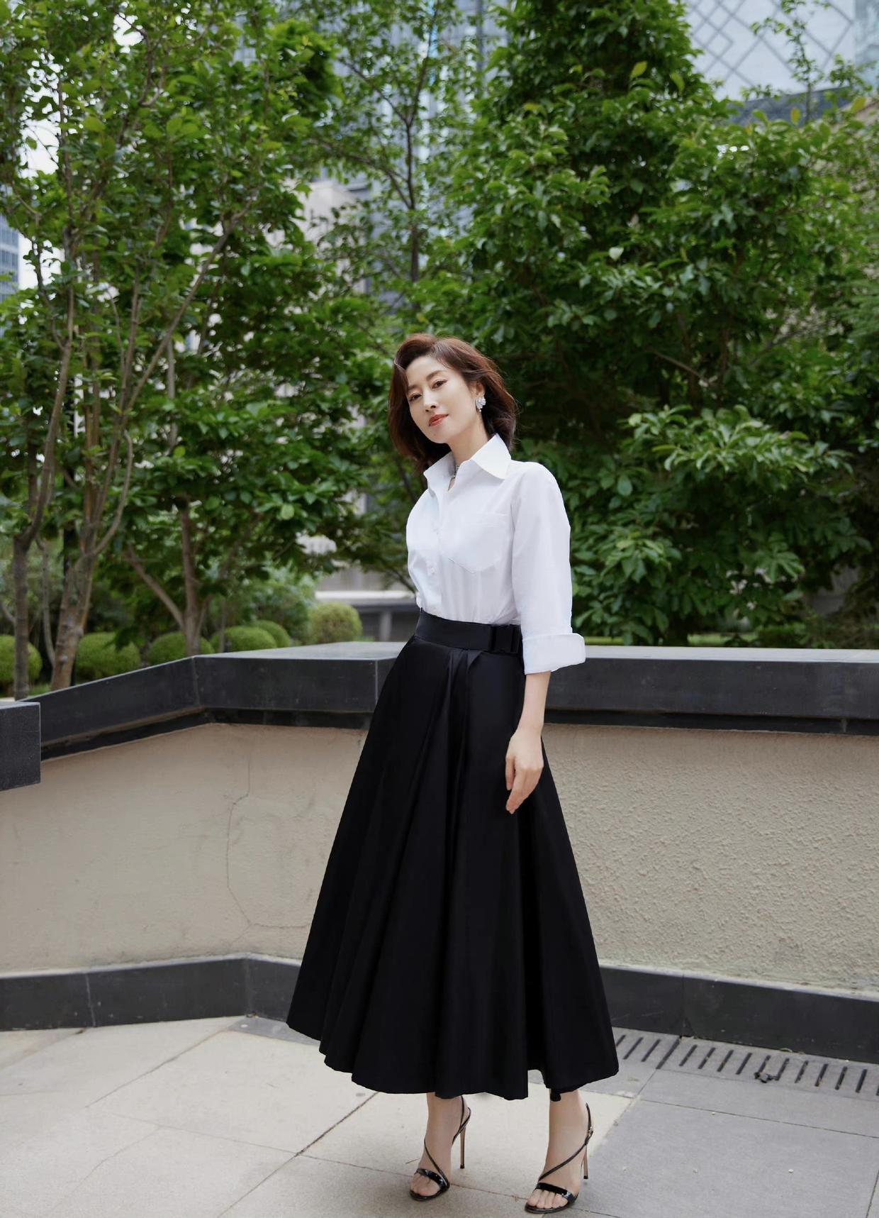 刘敏涛同款穿搭,刘敏涛穿搭白装出席活动