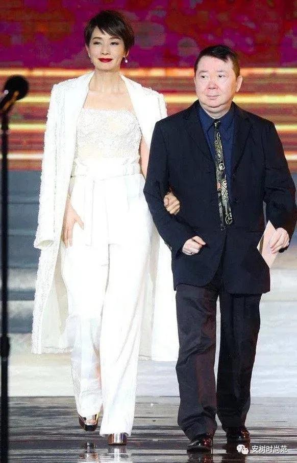 张国荣旧爱优雅老去真迷人！64岁毛舜筠风韵犹存，穿银色西装气质