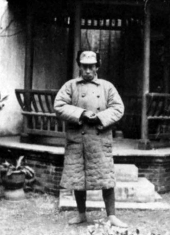 毛*东泽**参加陈毅追悼会，看到角落里的挽联后，激动询问：作者在哪