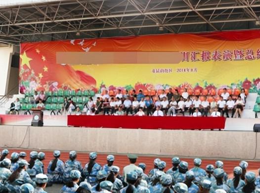 高校女生军训意外走光,衣服脱落引发争议,多角度视频曝光