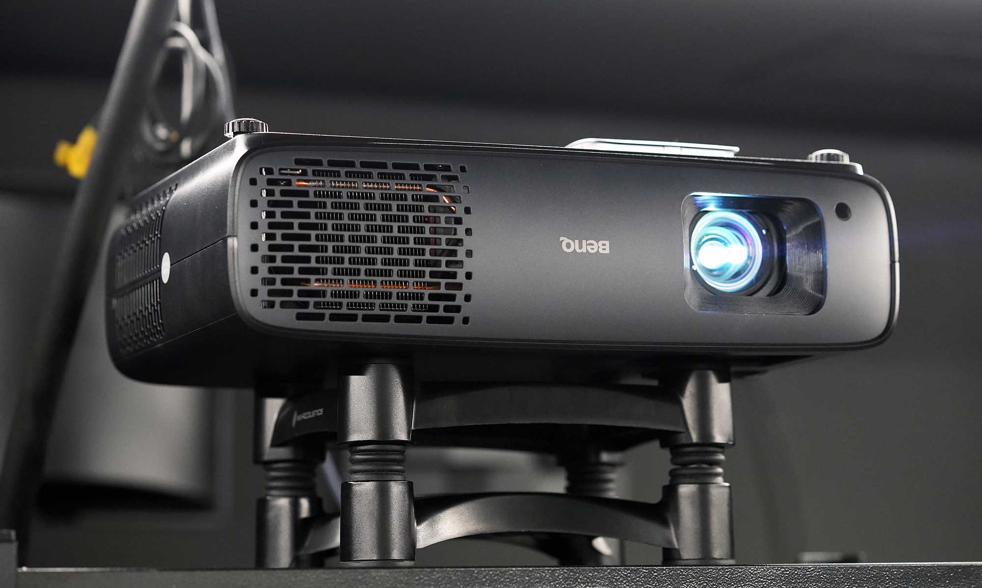 爱普生tz3000和明基4550,同价位投影仪和显示器