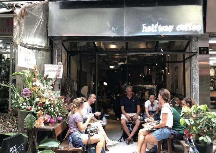 用500多个“古董杯”卖咖啡，香港这家神店，有一套独特玩法！