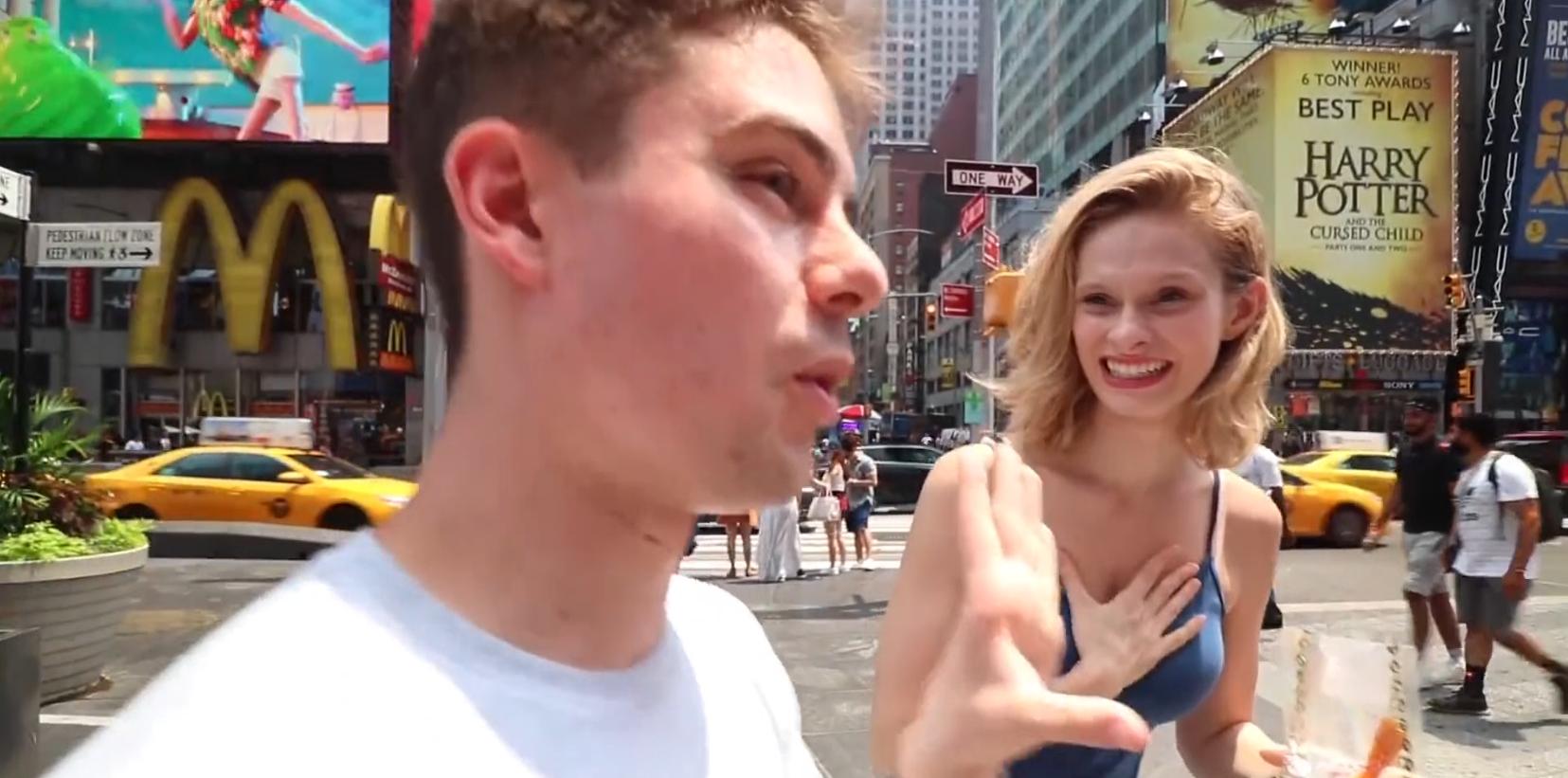 在美国街头第一次吃中国辣条,美国小伙第一次吃中国辣条