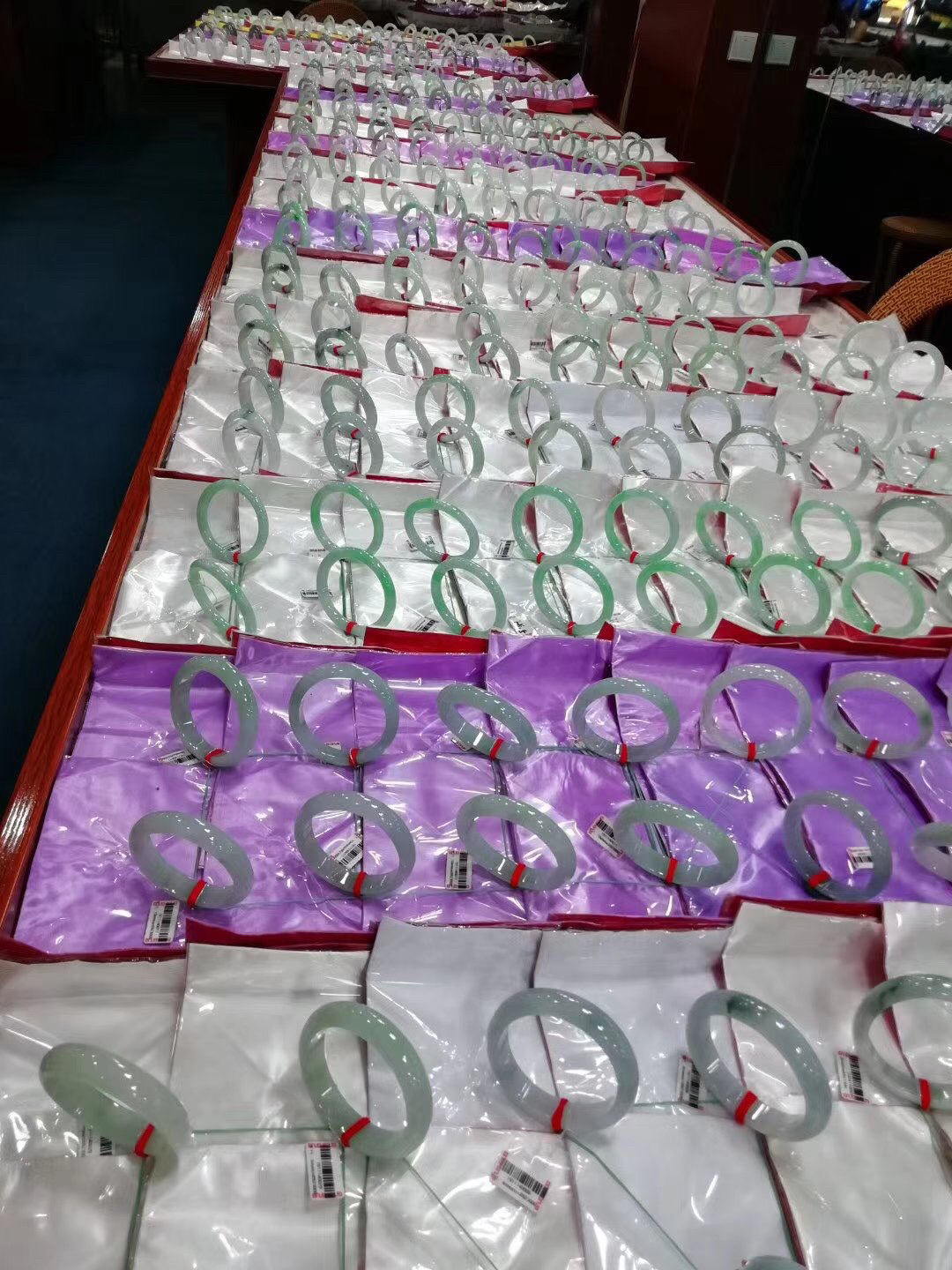 翡翠直播卖货第一名怎样分辨真假,揭秘翡翠原石直播的骗局