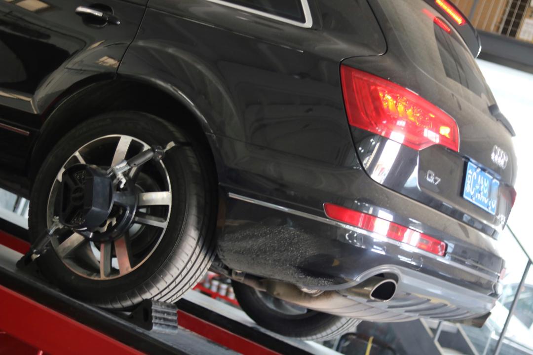 奥迪q7报废厂,老款奥迪q7出车祸