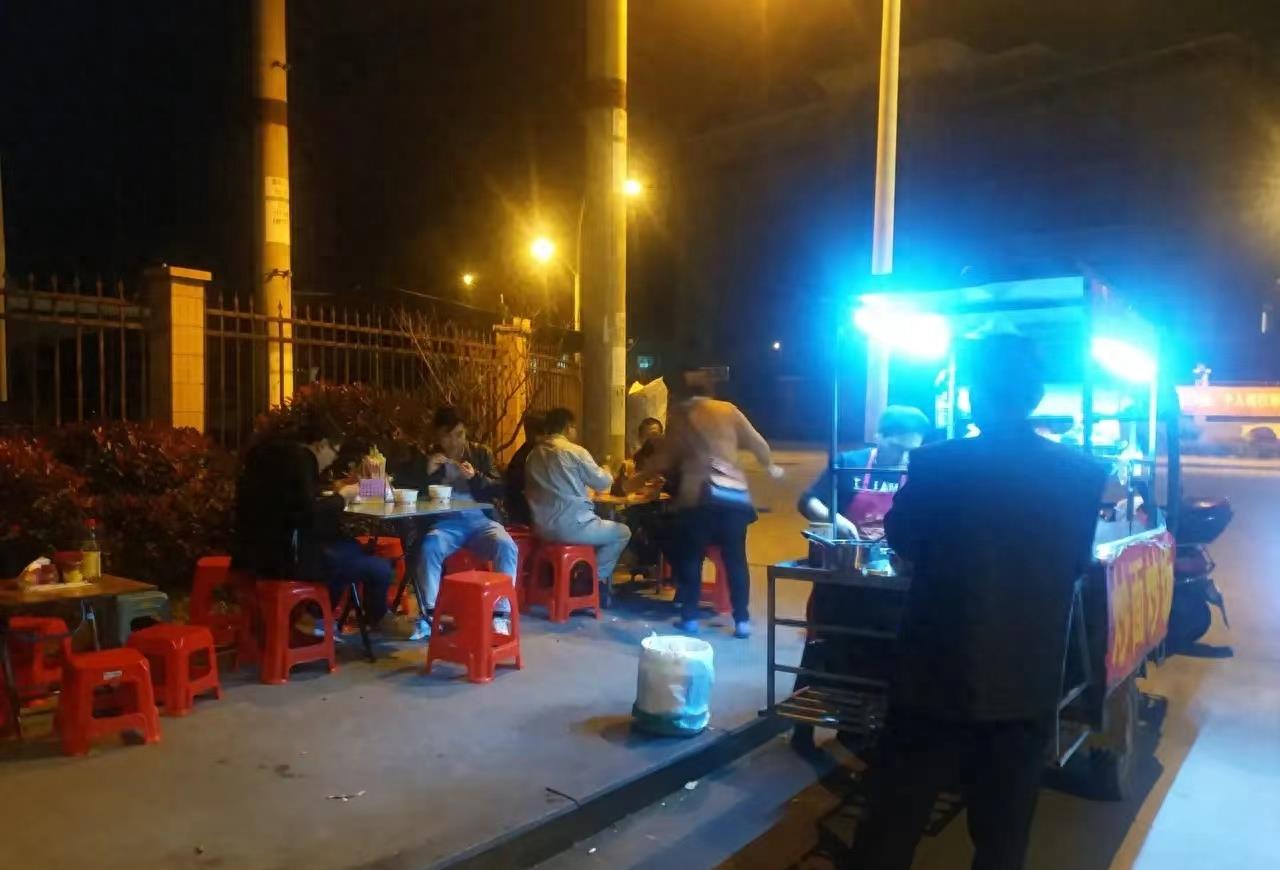 摆摊卖夜宵一个月收入多少,摆夜宵地摊一天收入大概是多少