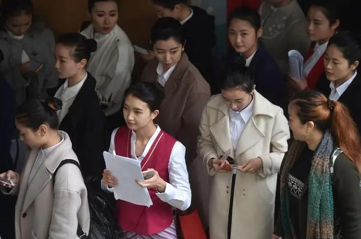 青岛航空空姐面试全过程,空乘面试排队青岛