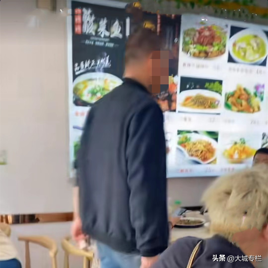 男子吃霸王餐被逮住报警,男子吃霸王餐被老板娘讨要钱