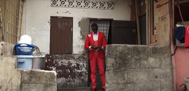 非洲穷人*款贷**20万买名牌，饿得吃树叶，也要买4万的鞋子出门显摆