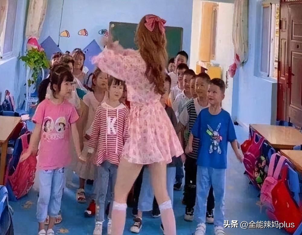 “穿成这样不臊吗？”幼师短裙装惹家长争议，网友：管太宽了吧