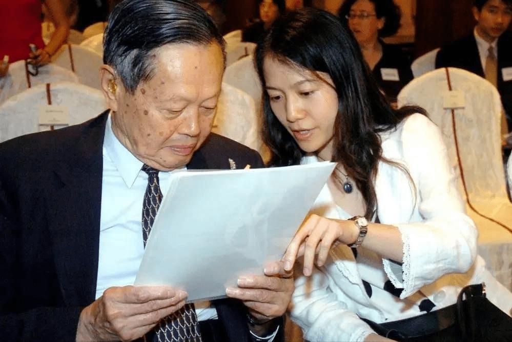 翁帆对95岁杨振宁有多少爱情,翁帆把杨振宁照顾得很好