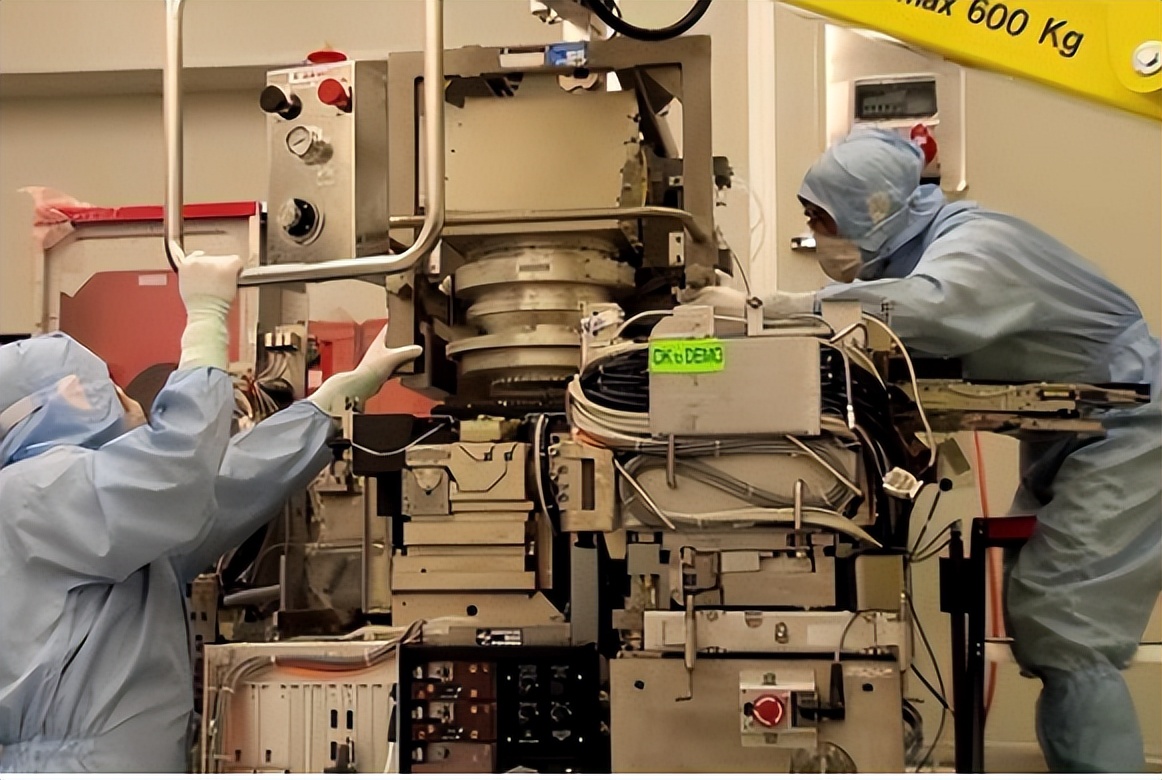 日本光刻机4500万，荷兰要价1亿美元还卖疯，为啥不能买日本的？