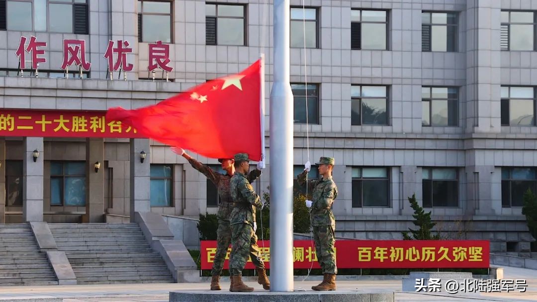 敬礼鲜艳的五星红旗,鲜艳五星红旗下敬礼视频