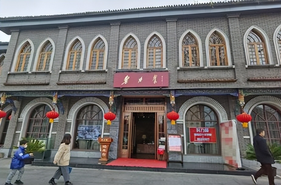 1950年3名军人点了“一菜一汤”，老板娘：10年了，你们终于来了