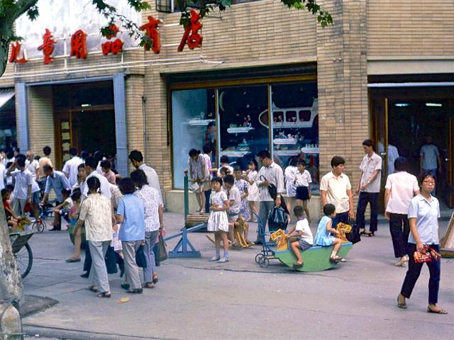 八十年代的上海老照片,踩在东海沿岸闪耀着无与伦比的繁荣骄傲