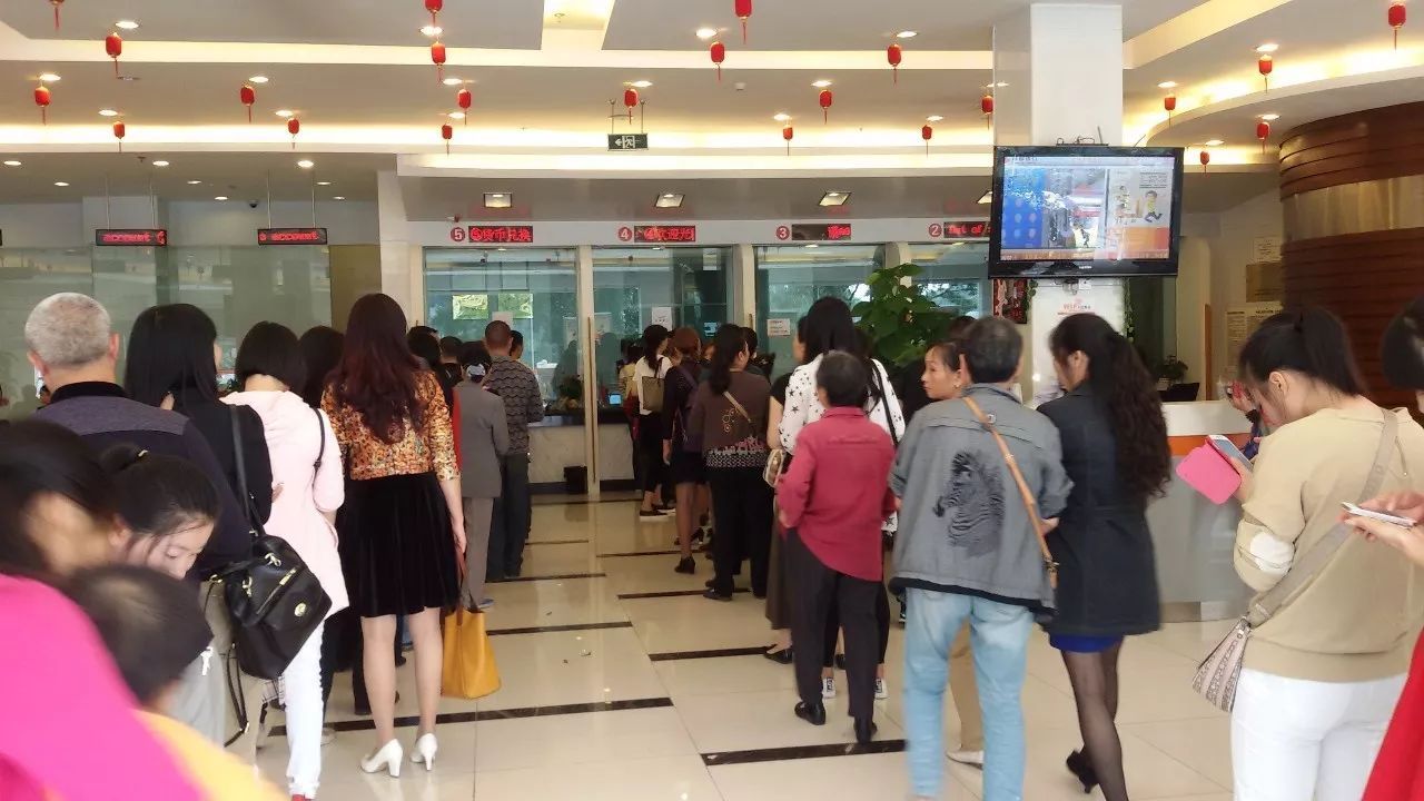 银行存钱5万元需要初始收入证明,女子去银行存款要求出示收入证明