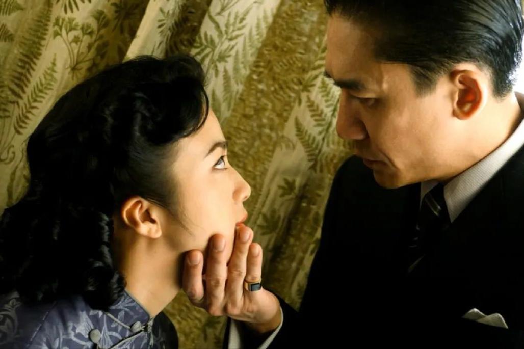 从3个角度对比谍战片《色戒》和《无名》，它们的差距，不止*欲情**