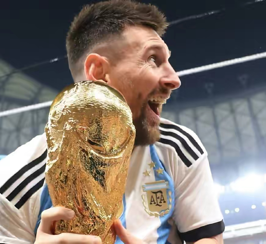 梅西捧杯穿的什么,梅西世界杯夺冠后穿的黑纱衣服