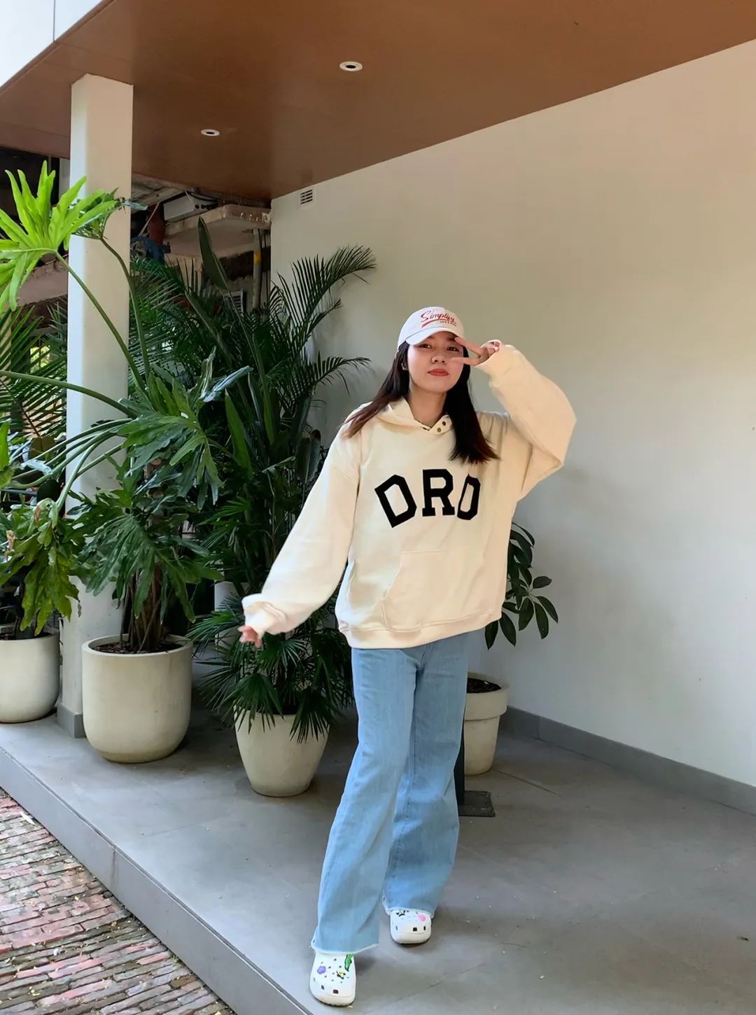 王鹤棣赵露思三亚同框同款,王鹤棣赵露思黑色衣服