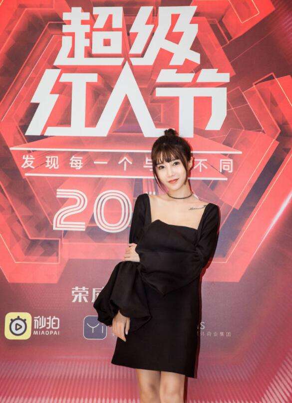 网红富婆租车拍视频装有钱人,养豹的富婆