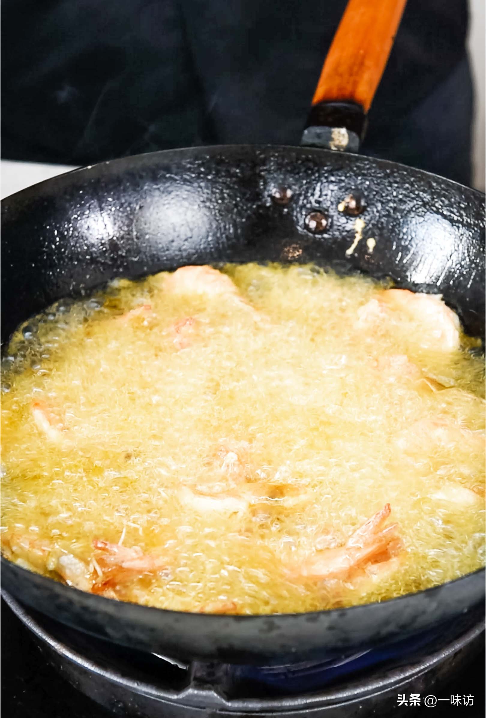 家常干锅虾简单做法非油炸不辣,水煮后的虾怎么做干锅虾