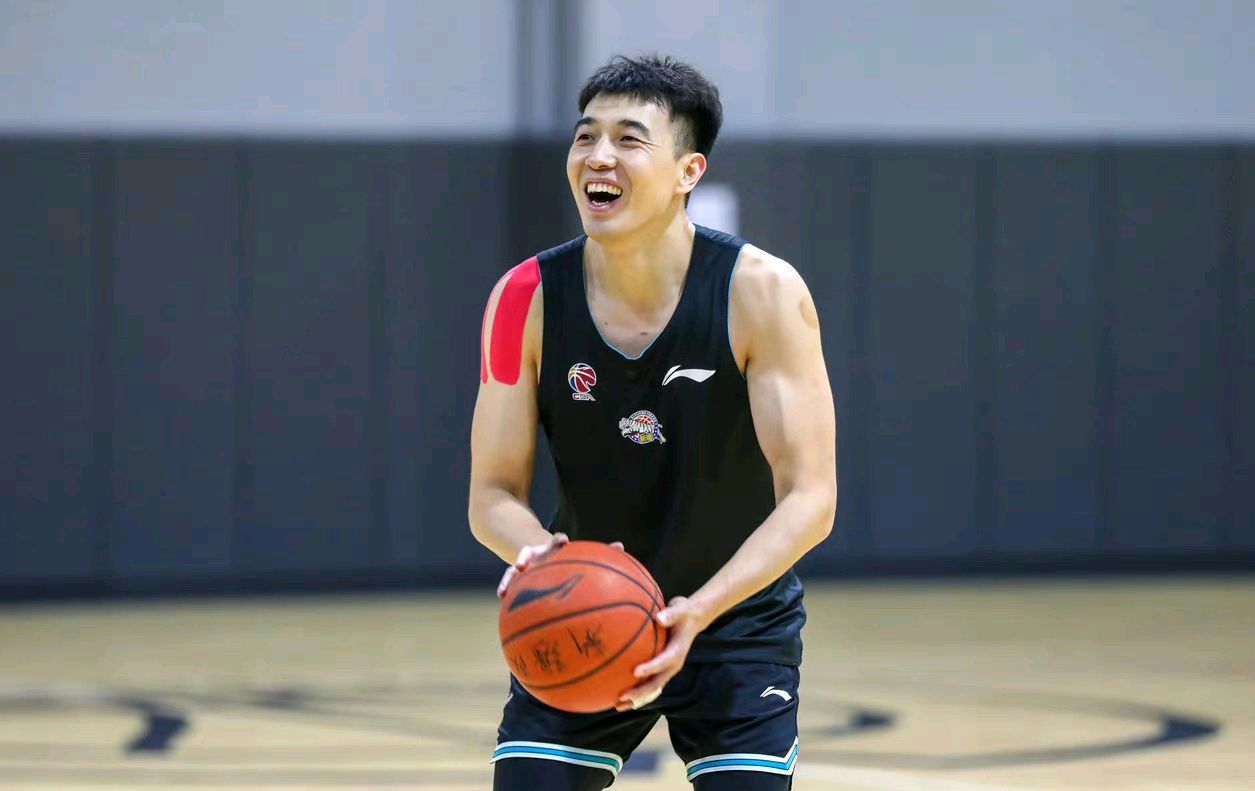 拒绝退役！*疆新**35岁老将底薪留队曾爆砍30+15辅佐阿的江东山再起