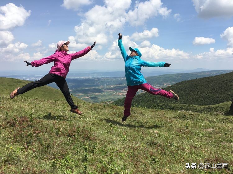 蓝天白云绿草间,蓝天白云草原绿草茵茵风景秀丽